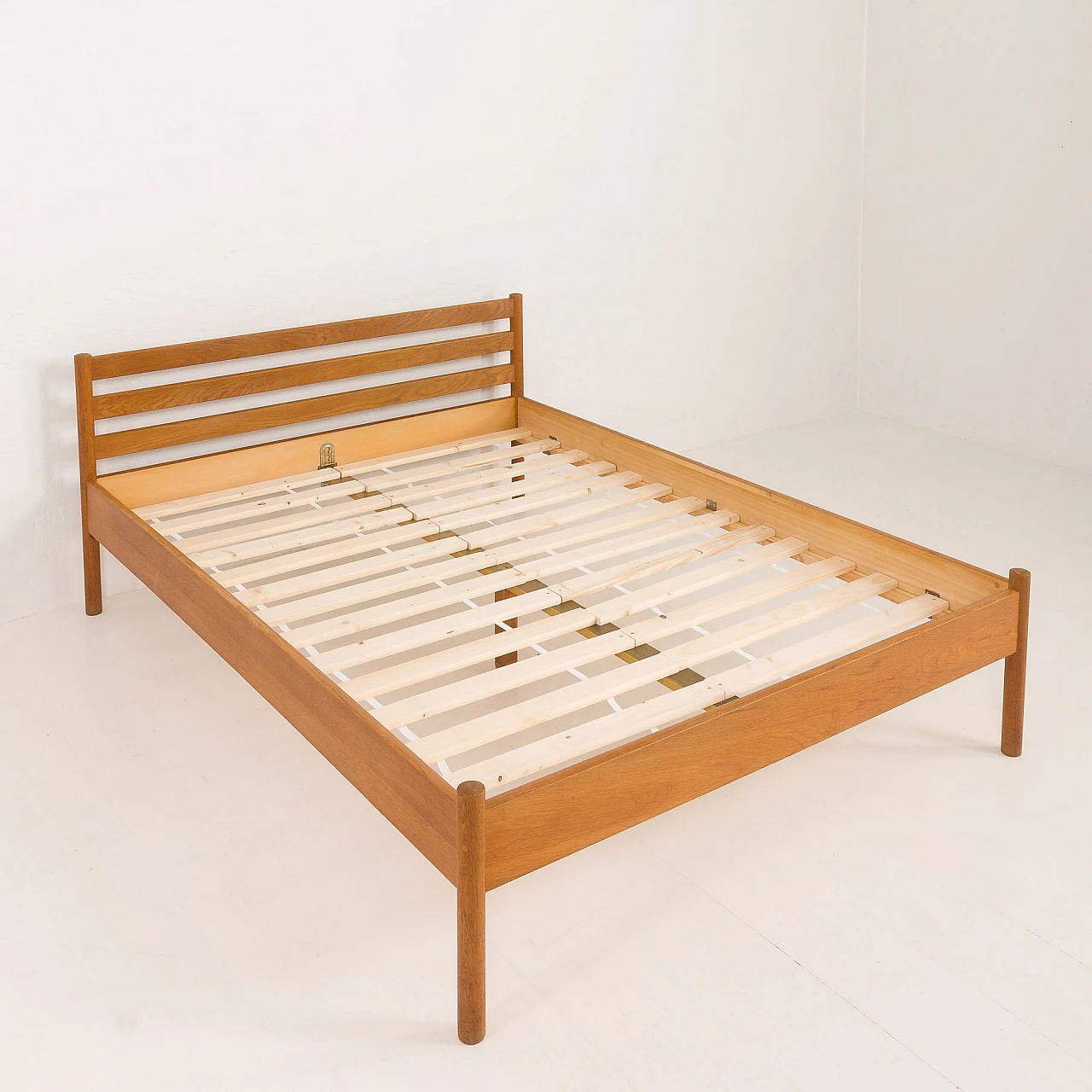 Letto matrimoniale di Hans J. Wegner per Ry Møbler, anni '70 13