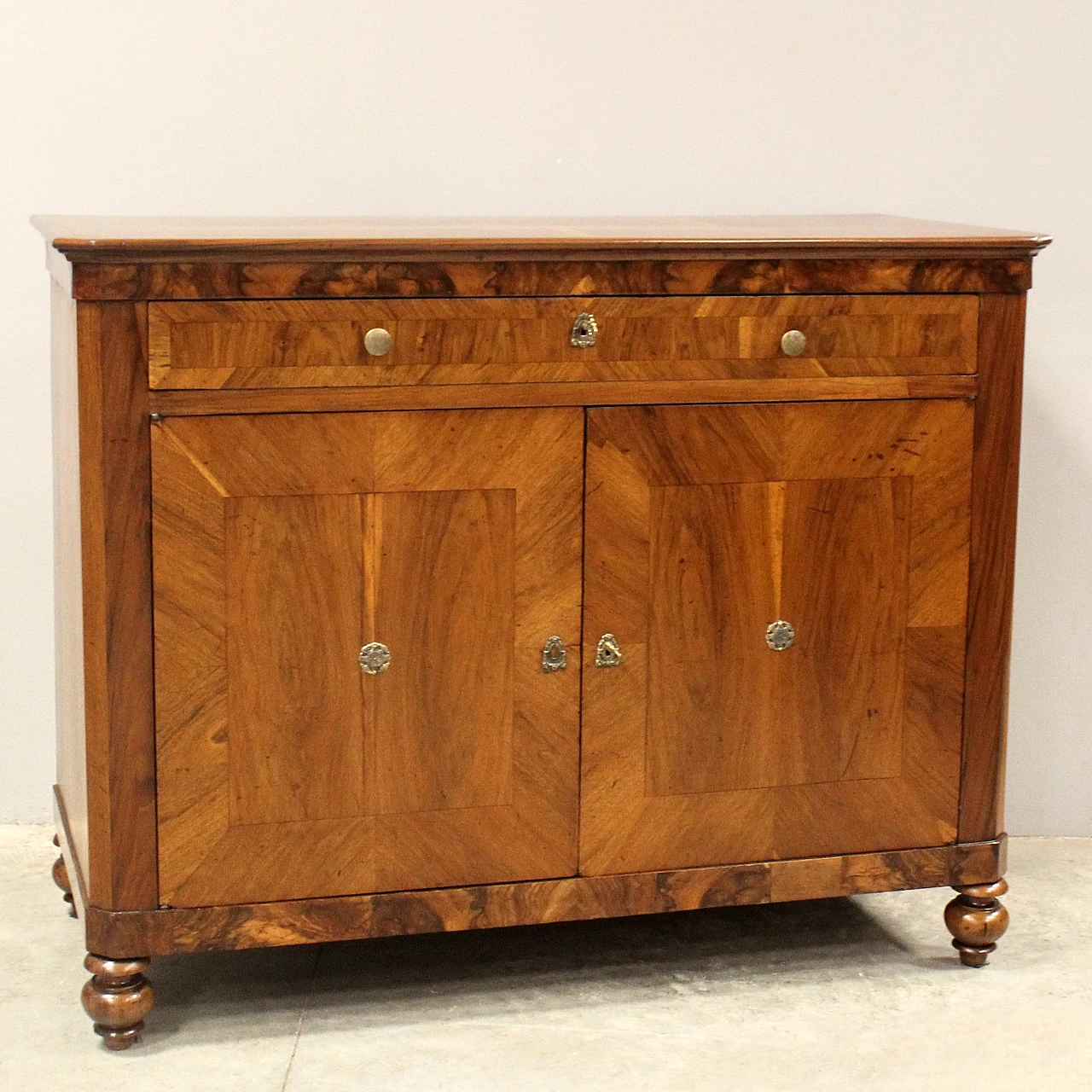 Credenza Luigi Filippo romagnola in noce, seconda metà dell'800 1