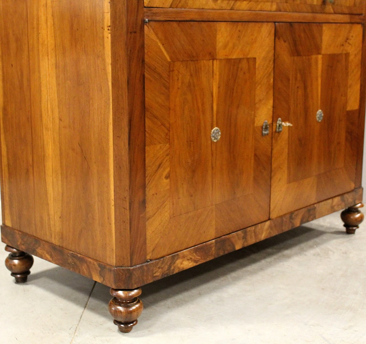 Credenza Luigi Filippo romagnola in noce, seconda metà dell'800 6