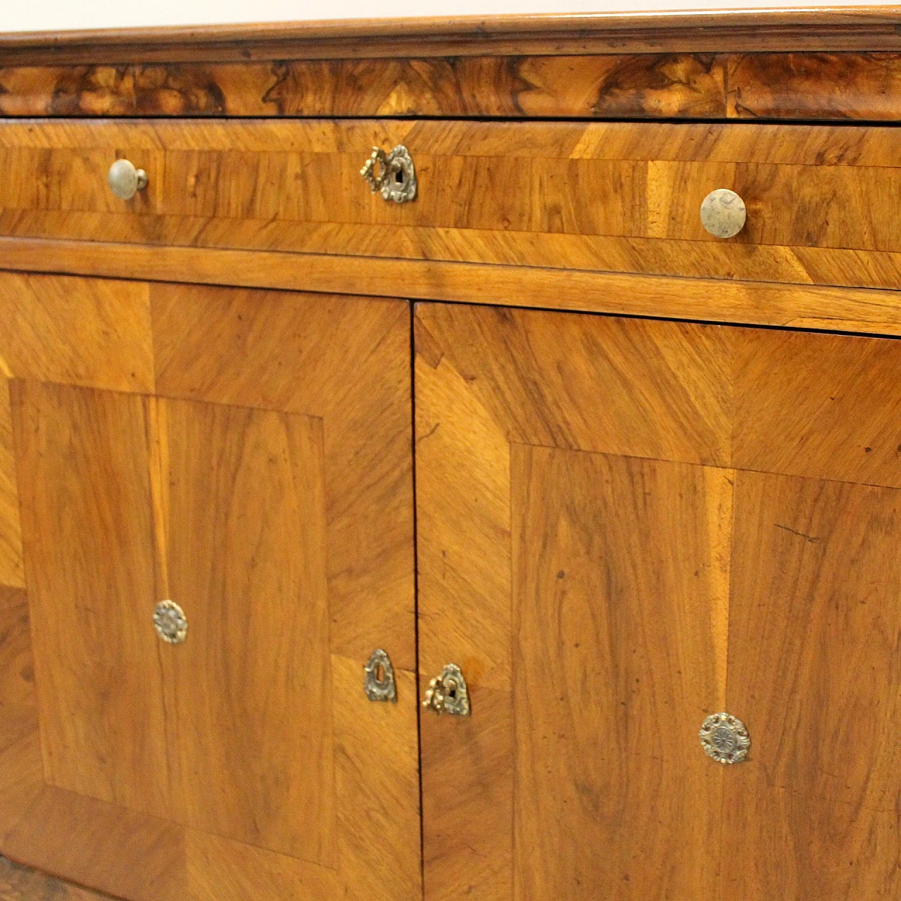 Credenza Luigi Filippo romagnola in noce, seconda metà dell'800 7