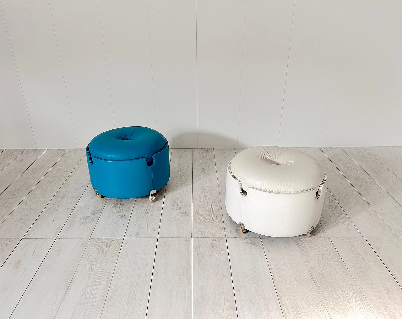 Pair of white & blue poufs by Luigi Massoni for Poltrona Frau, 1970s 3