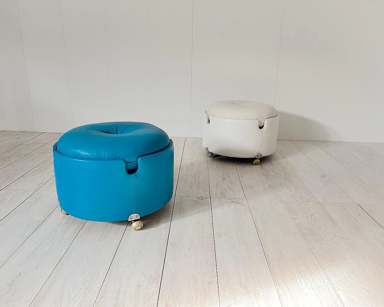 Pair of white & blue poufs by Luigi Massoni for Poltrona Frau, 1970s 4