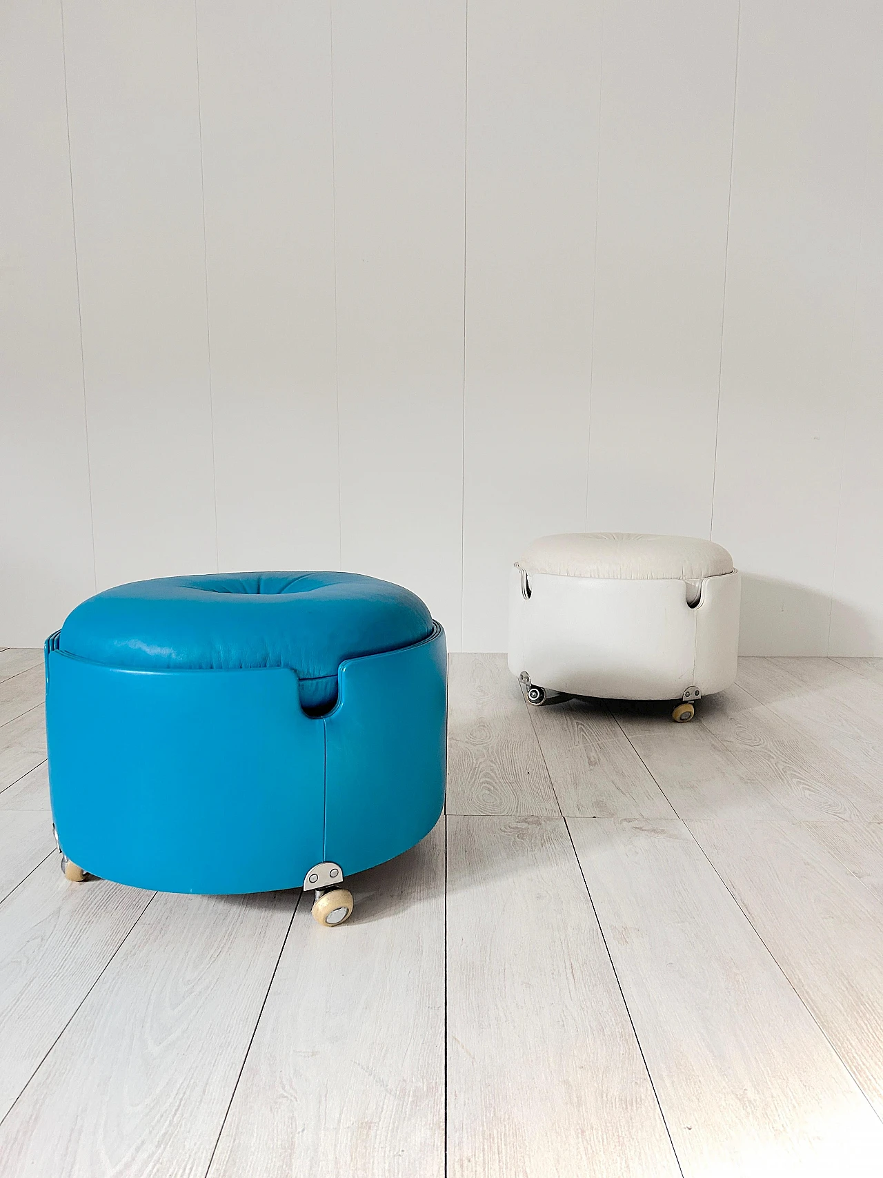 Pair of white & blue poufs by Luigi Massoni for Poltrona Frau, 1970s 5