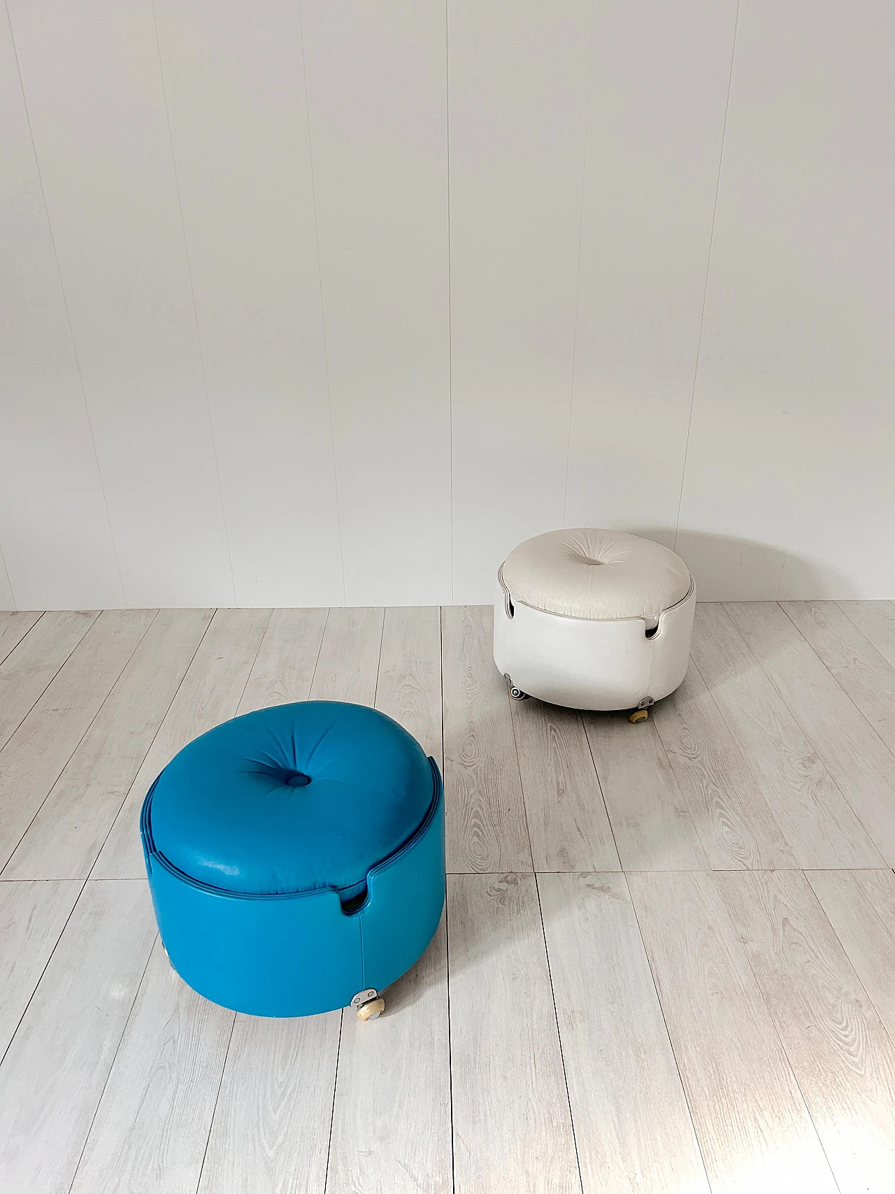 Pair of white & blue poufs by Luigi Massoni for Poltrona Frau, 1970s 6