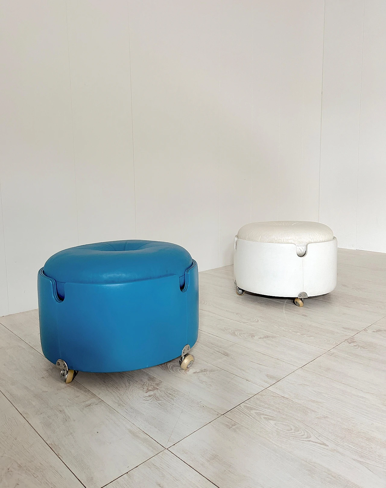 Pair of white & blue poufs by Luigi Massoni for Poltrona Frau, 1970s 8