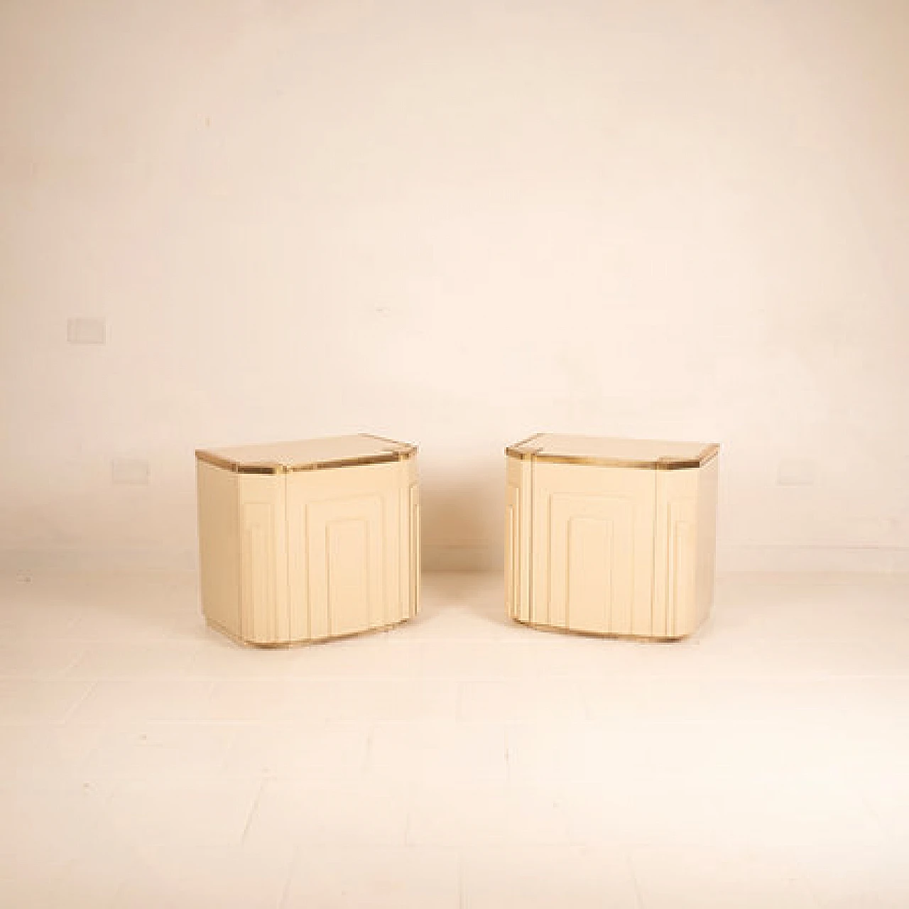 Pair of ivory lacquered wood and brass bedside tables, 1970s 1