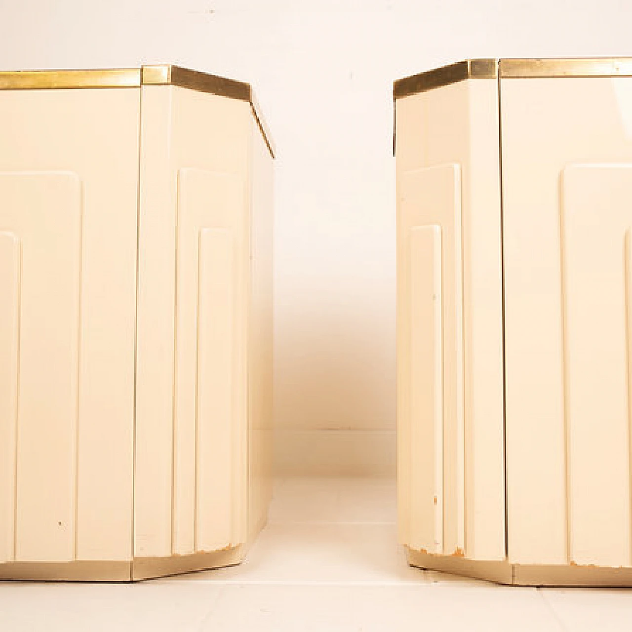 Pair of ivory lacquered wood and brass bedside tables, 1970s 3