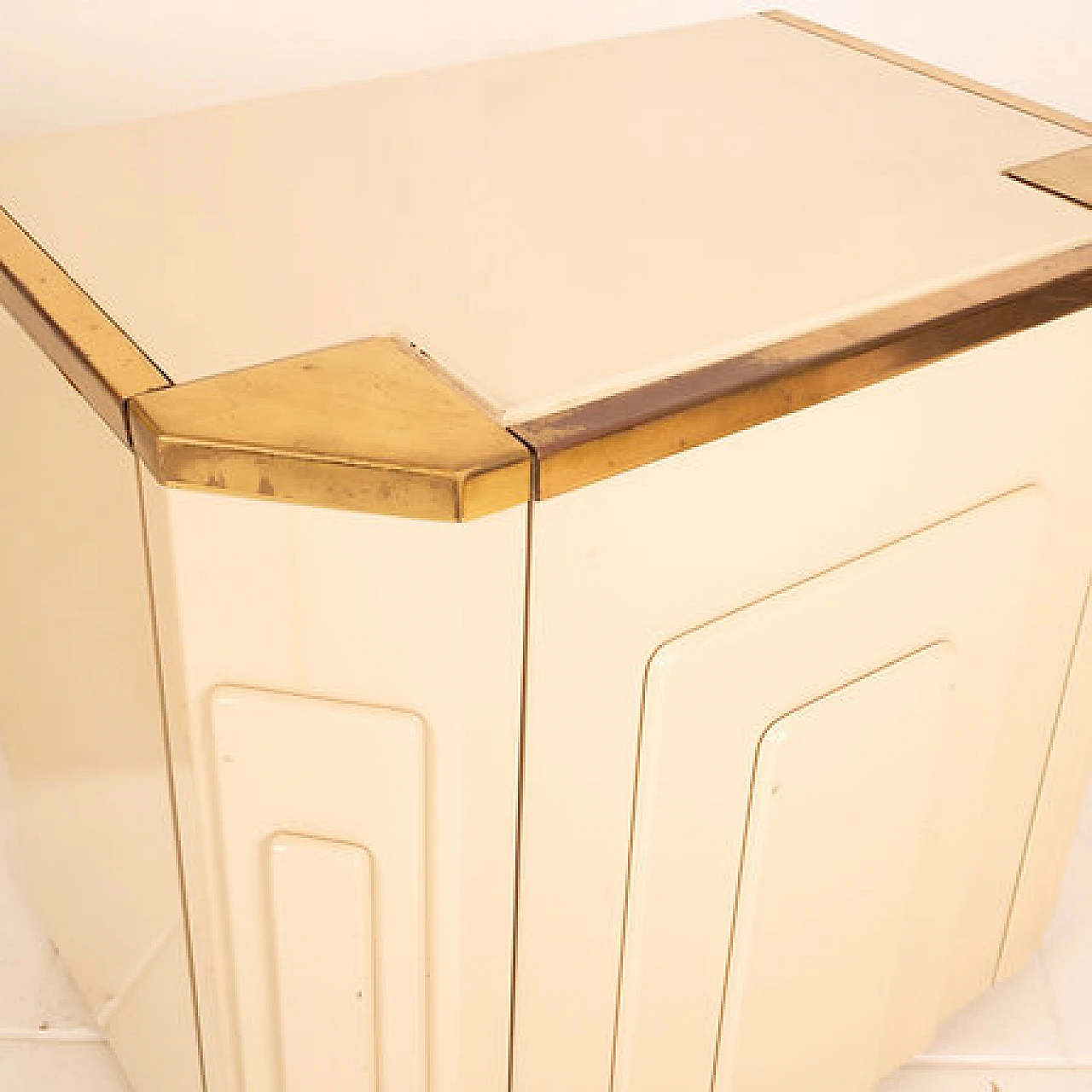 Pair of ivory lacquered wood and brass bedside tables, 1970s 4