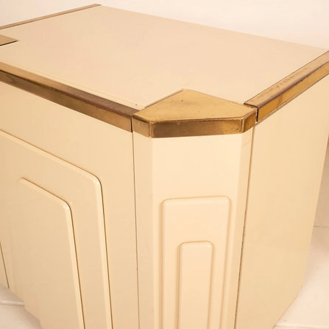 Pair of ivory lacquered wood and brass bedside tables, 1970s 6