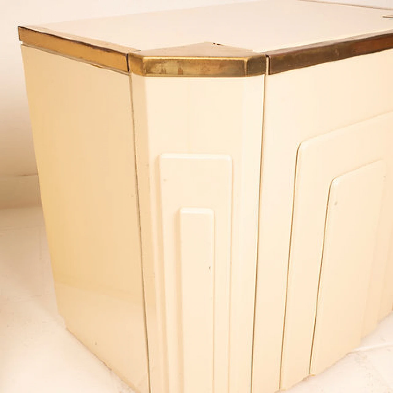 Pair of ivory lacquered wood and brass bedside tables, 1970s 8