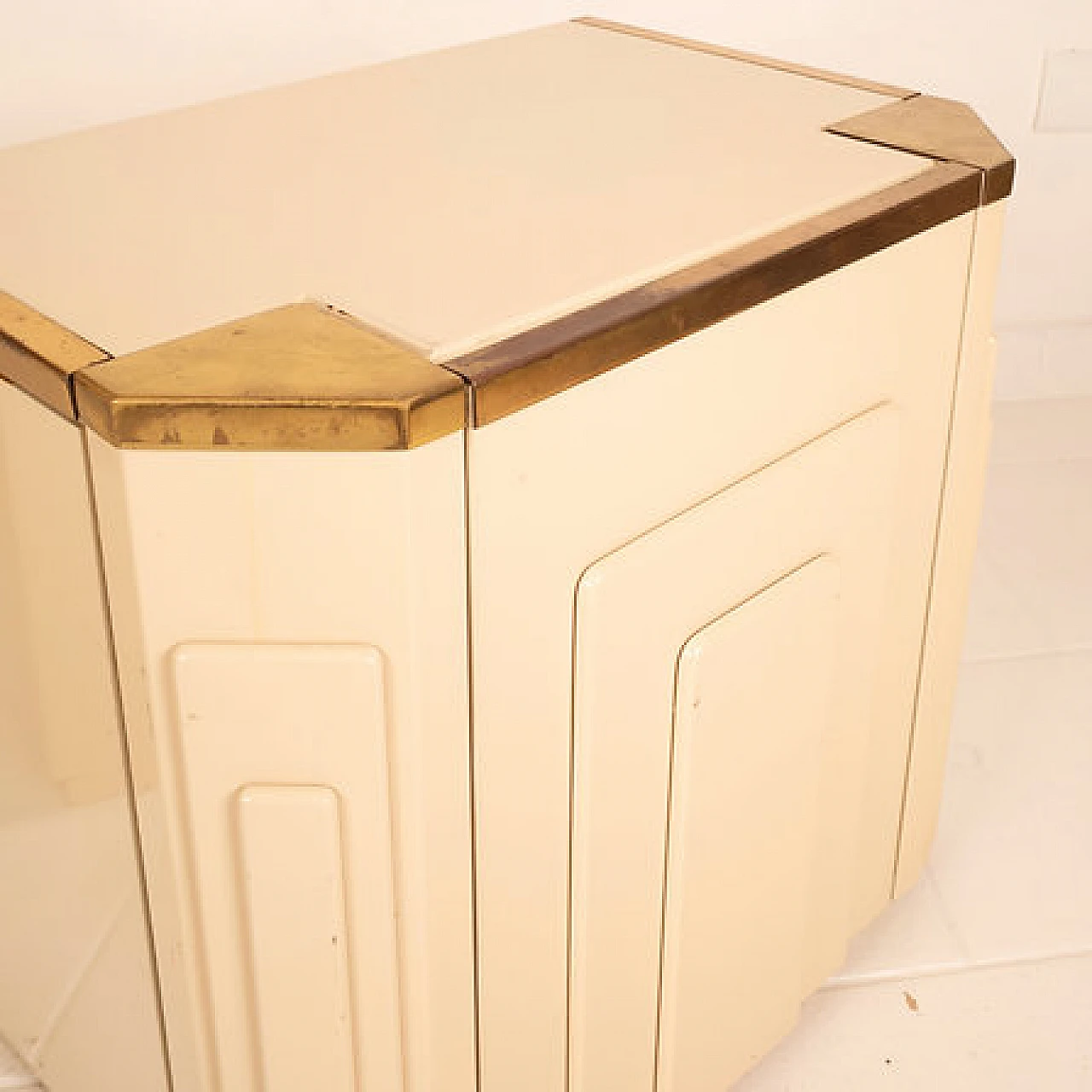 Pair of ivory lacquered wood and brass bedside tables, 1970s 13