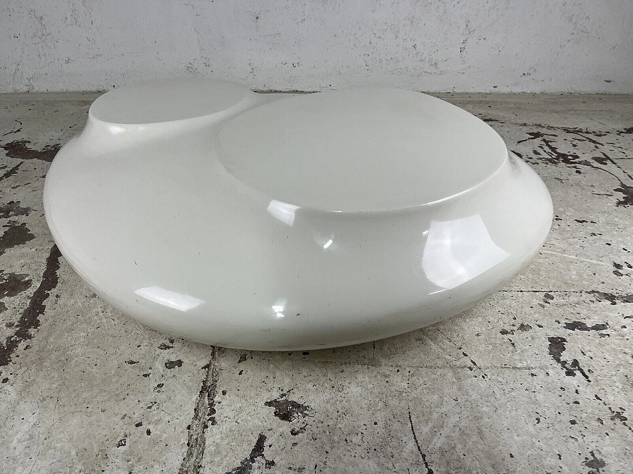 White fiberglass coffee table by Roche Bobois, 1970s 1