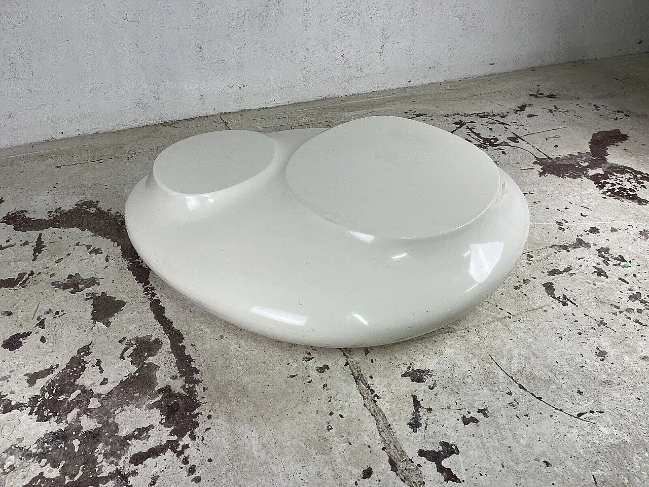 White fiberglass coffee table by Roche Bobois, 1970s 4