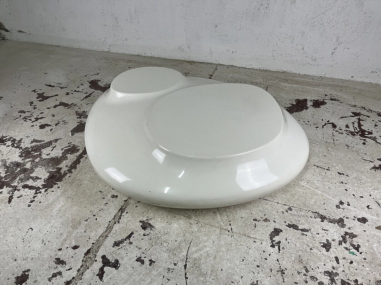 White fiberglass coffee table by Roche Bobois, 1970s 5