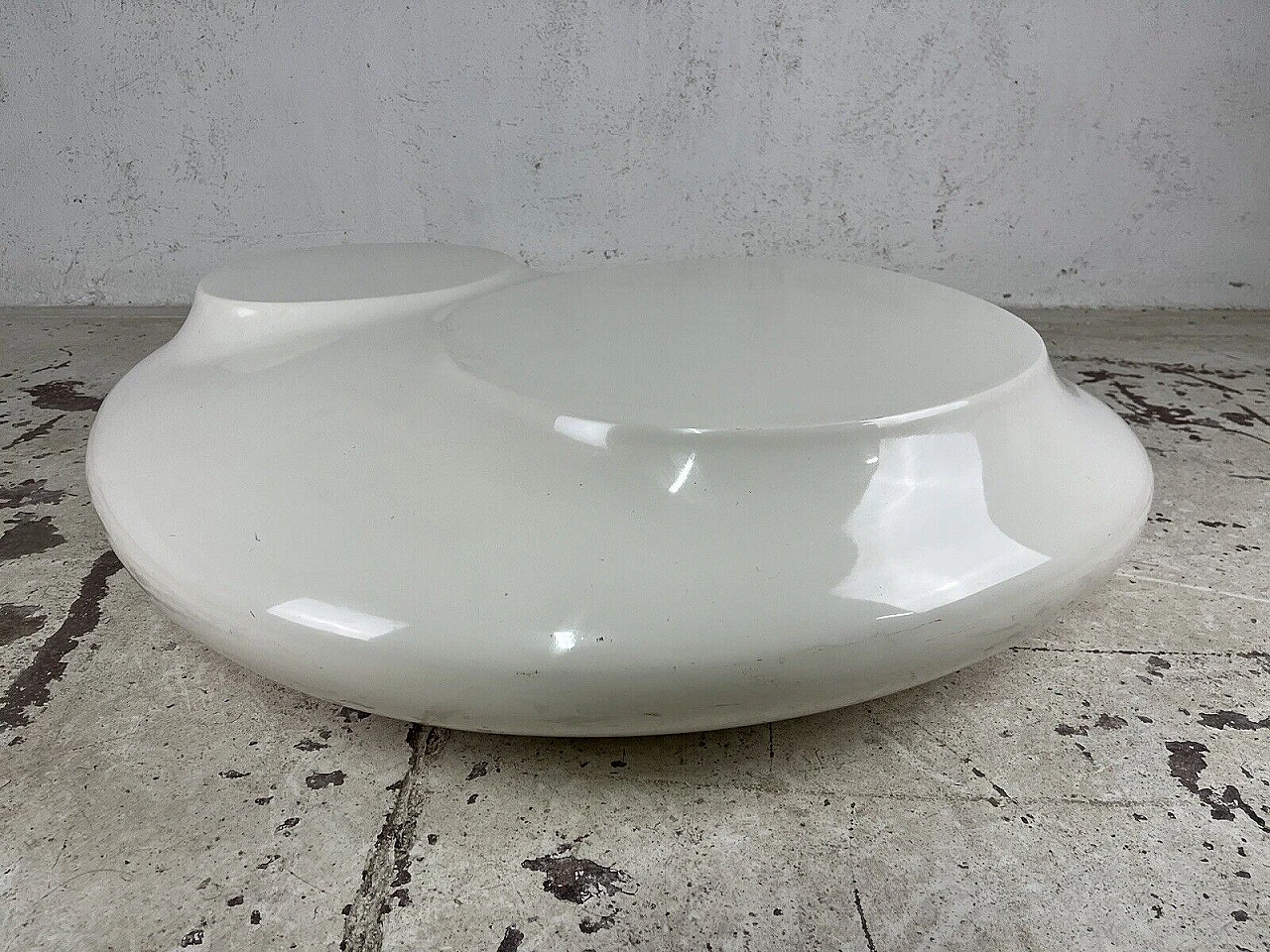 White fiberglass coffee table by Roche Bobois, 1970s 8