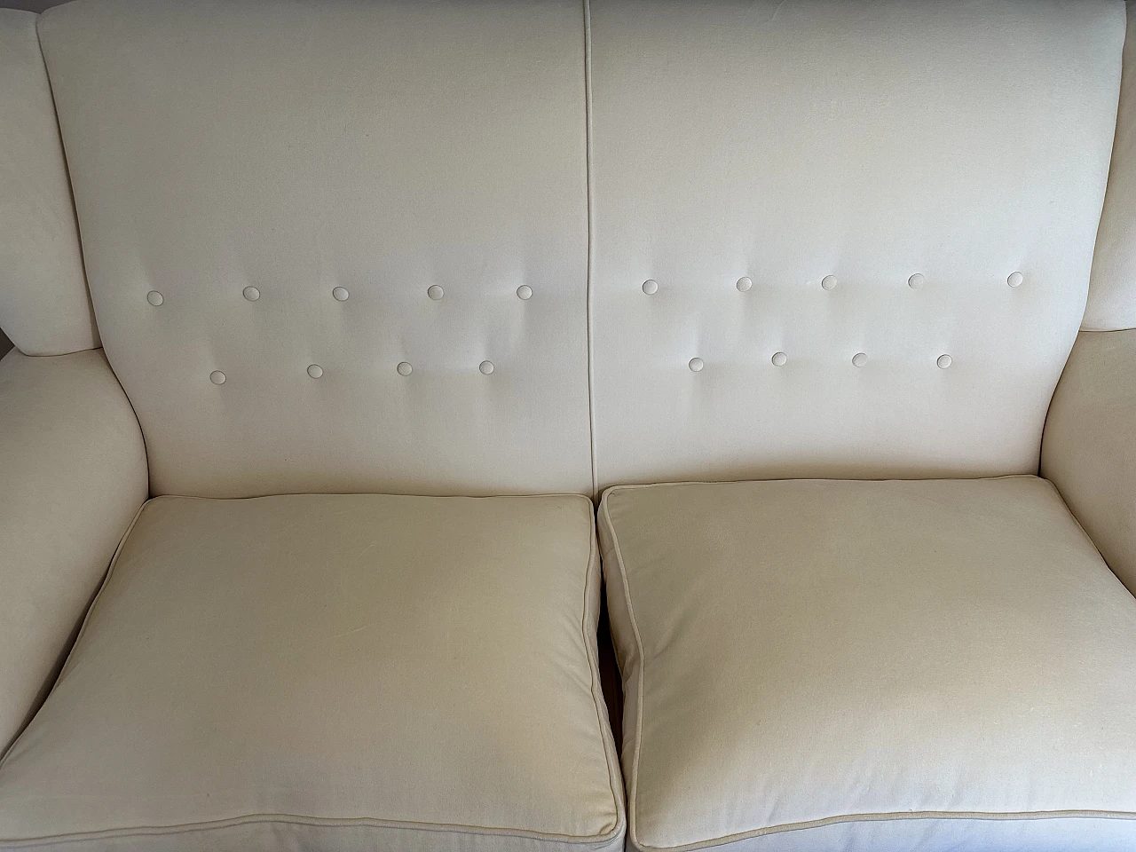 Chesterfield two-seater white velvet sofa, 1980s 4