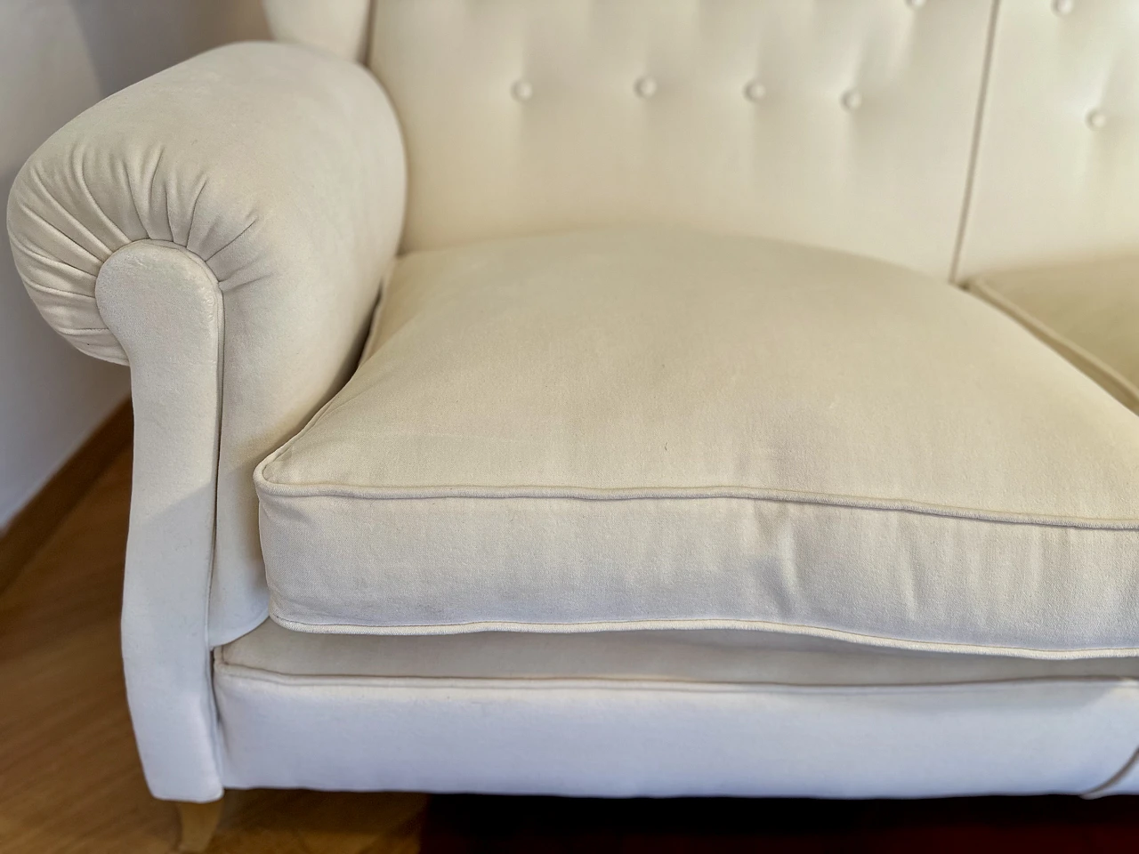 Chesterfield two-seater white velvet sofa, 1980s 5