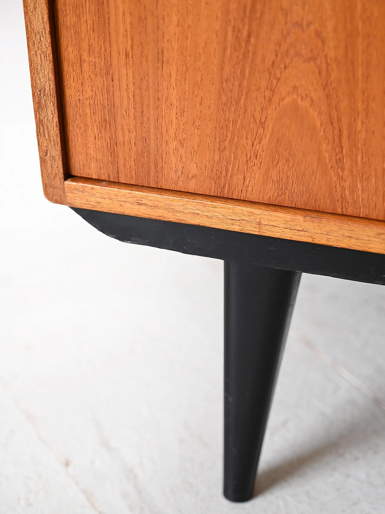 Credenza scandinava in teak con dettagli neri, anni '60 7