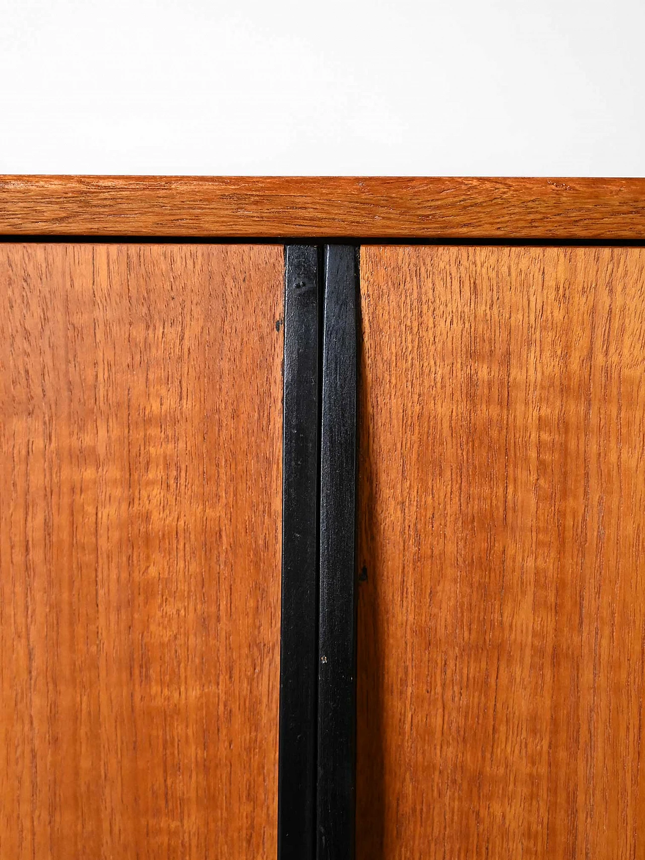 Credenza scandinava in teak con dettagli neri, anni '60 8