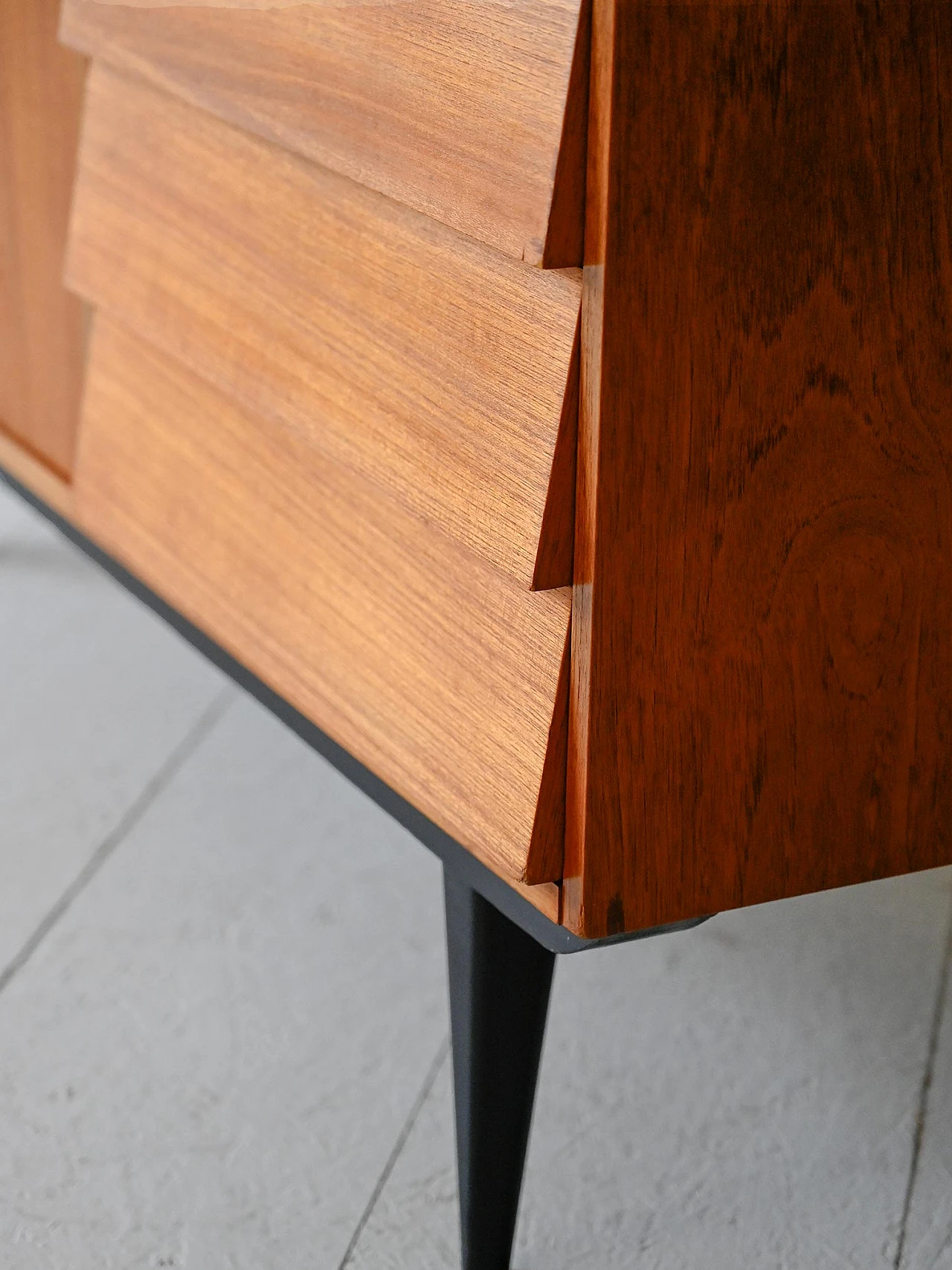 Credenza scandinava in teak con dettagli neri, anni '60 9