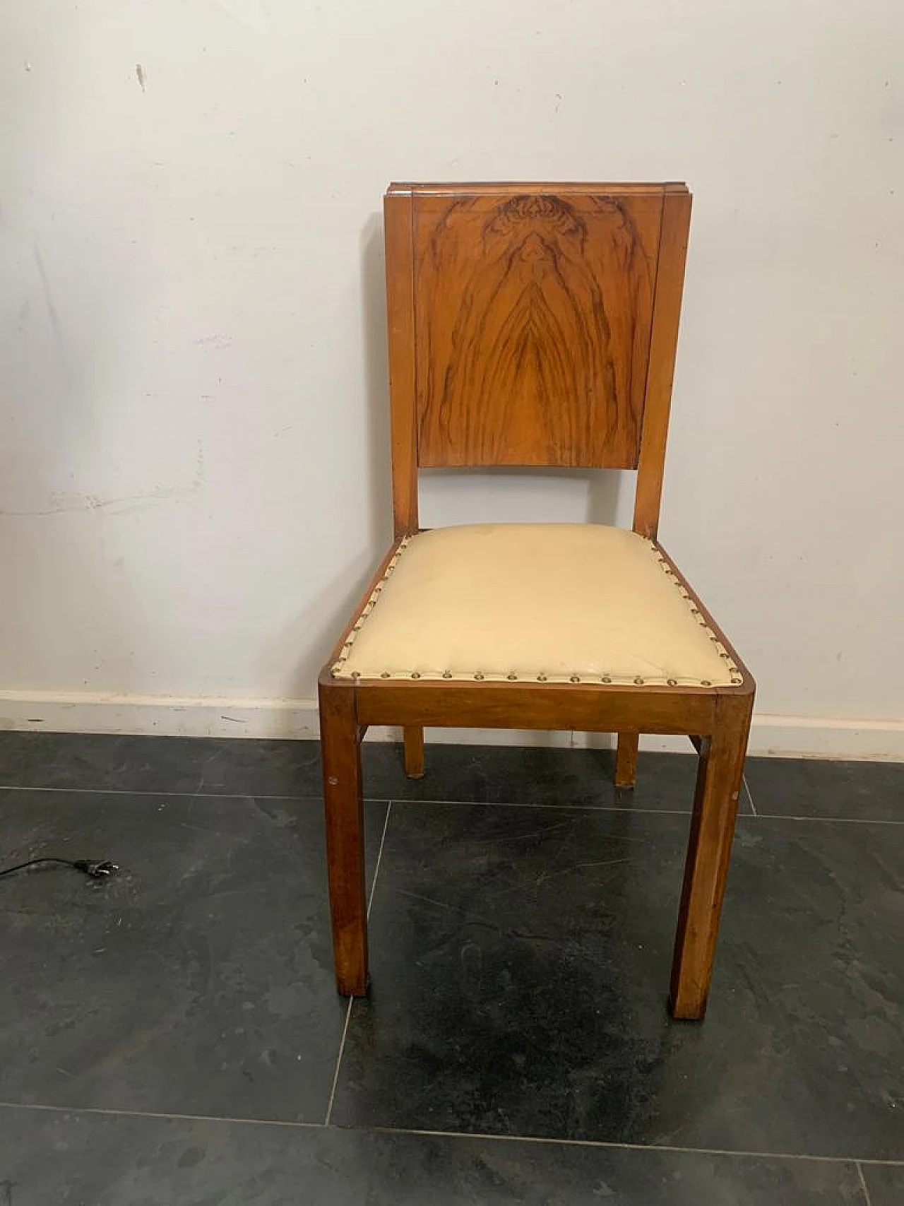 4 Chairs and table in walnut and walnut feather, 1940s 4