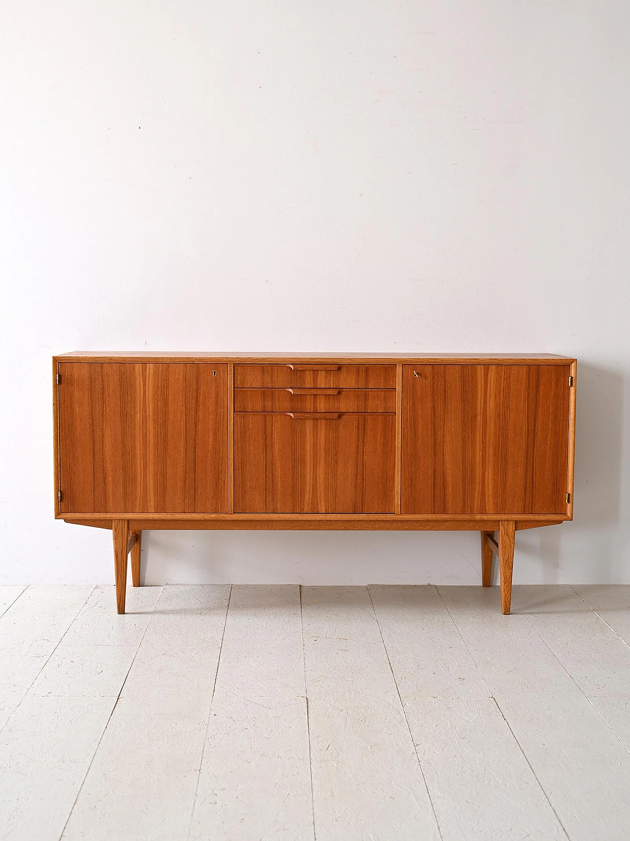 Credenza in teak e rovere con cassetti centrali e 2 ante, anni '60 1