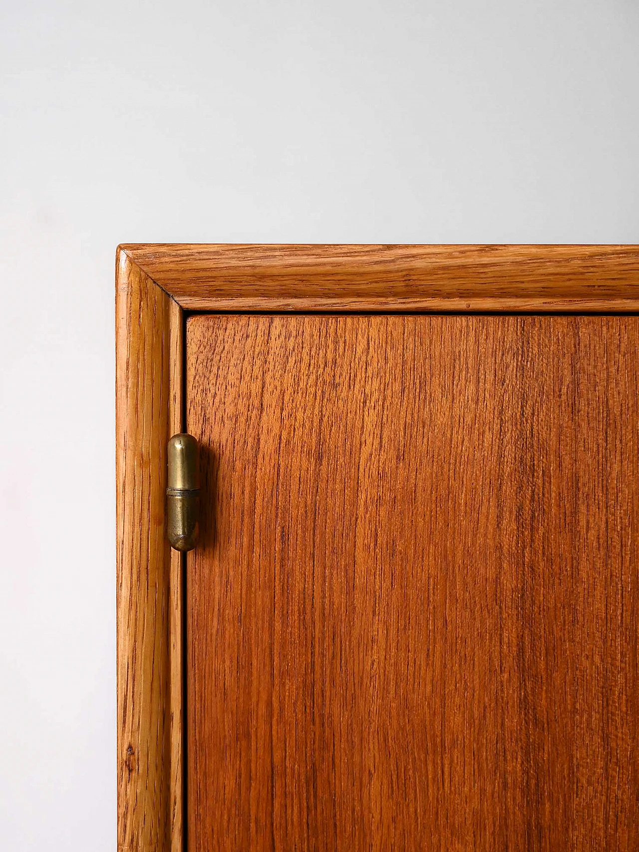 Credenza in teak e rovere con cassetti centrali e 2 ante, anni '60 7