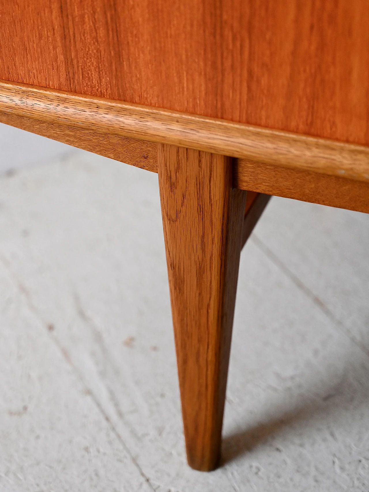 Credenza in teak e rovere con cassetti centrali e 2 ante, anni '60 8