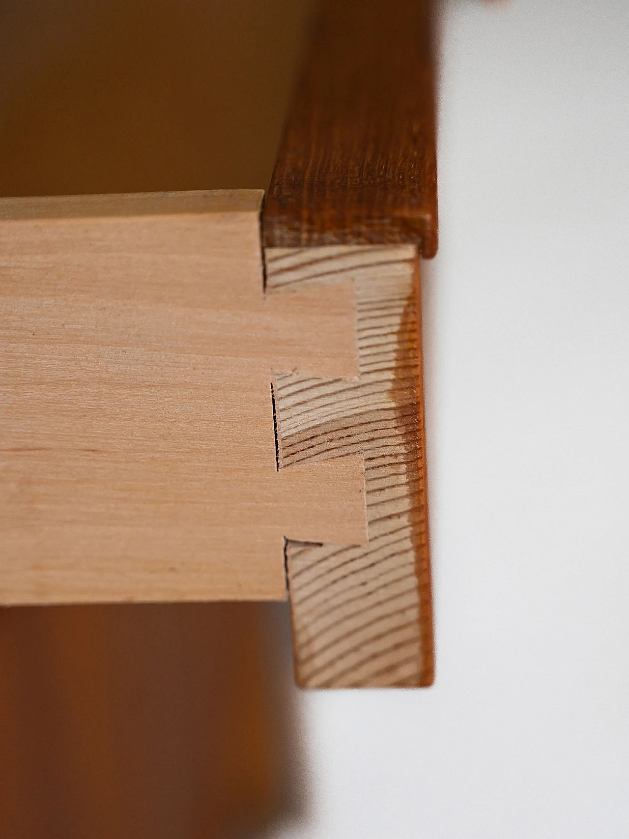 Credenza in teak e rovere con cassetti centrali e 2 ante, anni '60 9