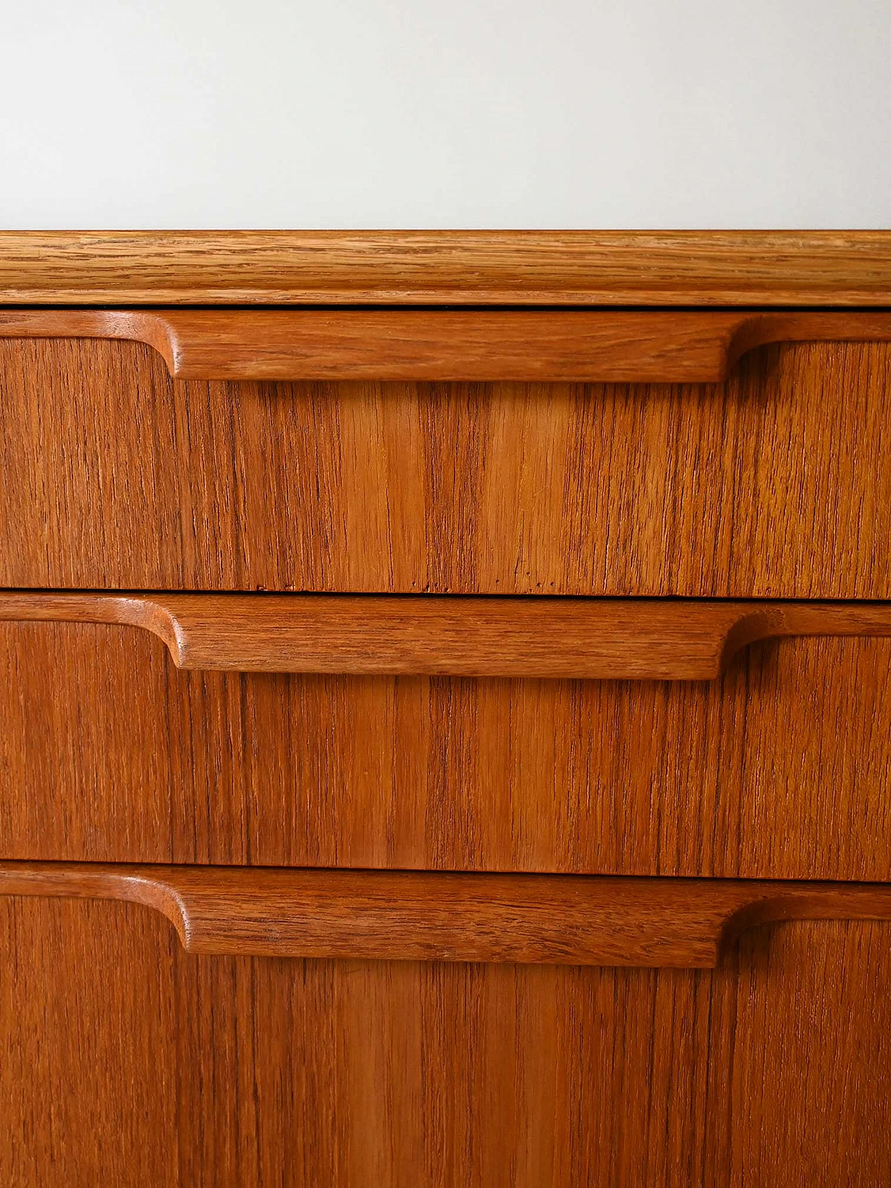 Credenza in teak e rovere con cassetti centrali e 2 ante, anni '60 10