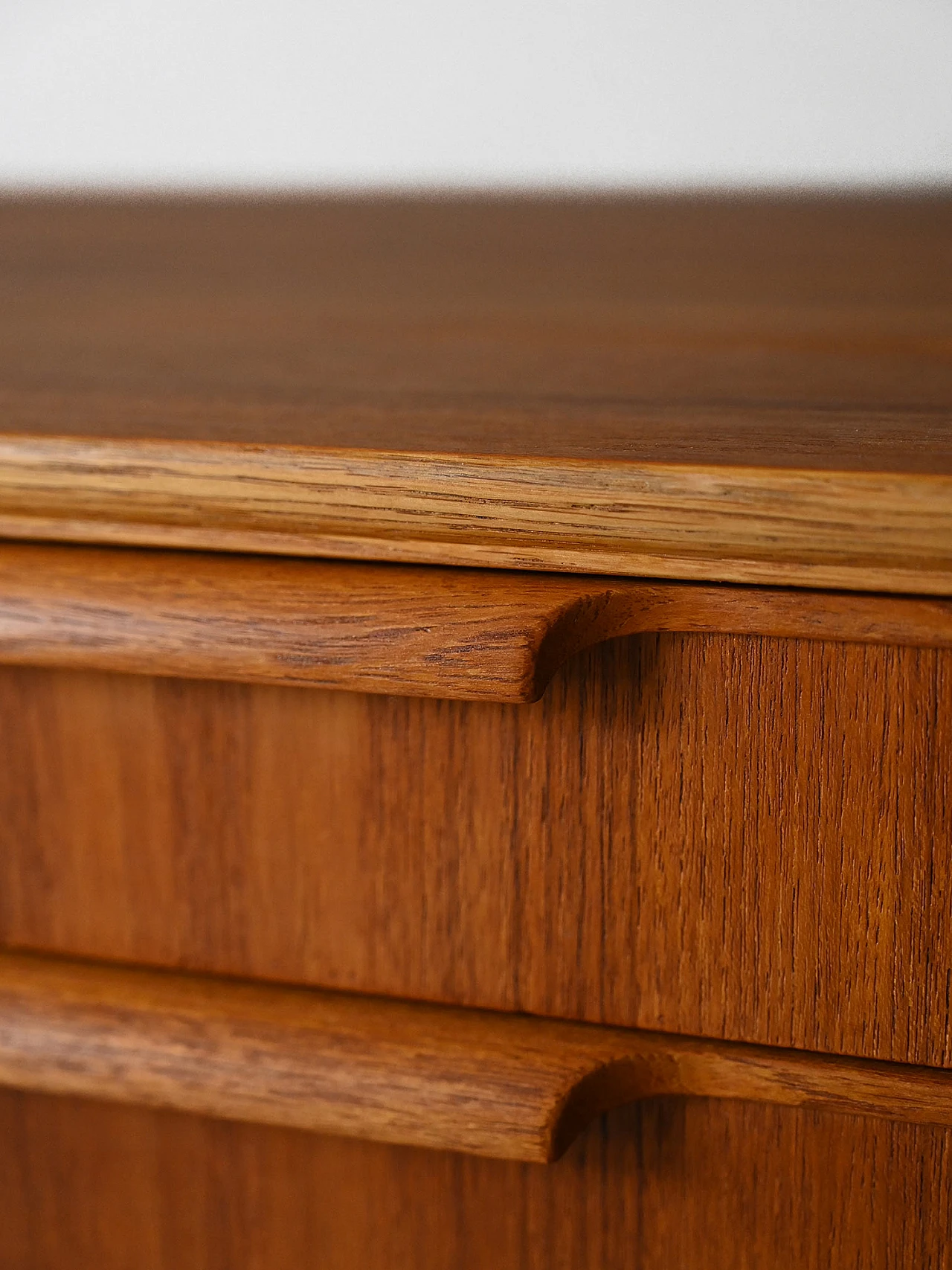 Credenza in teak e rovere con cassetti centrali e 2 ante, anni '60 11