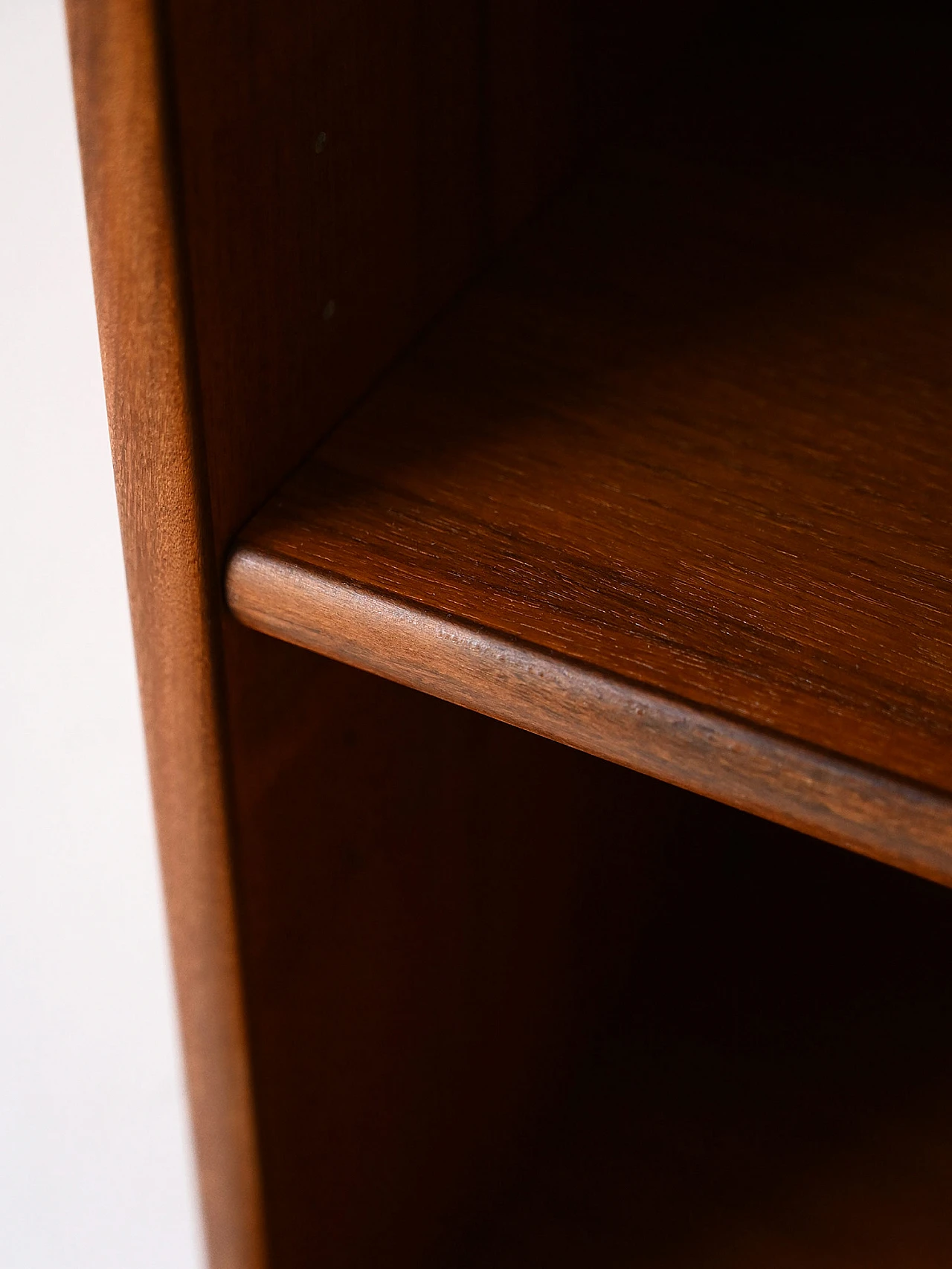 Libreria in teak con ripiani regolabili e vano portaoggetti, anni '60 4