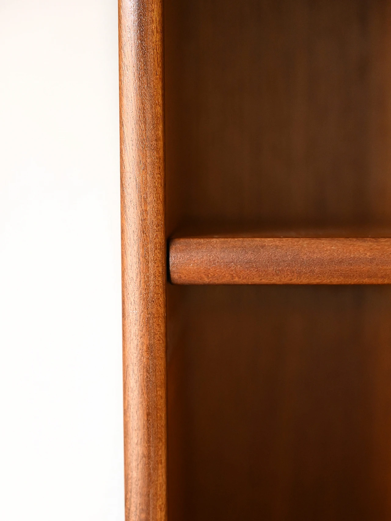 Libreria in teak con ripiani regolabili e vano portaoggetti, anni '60 9