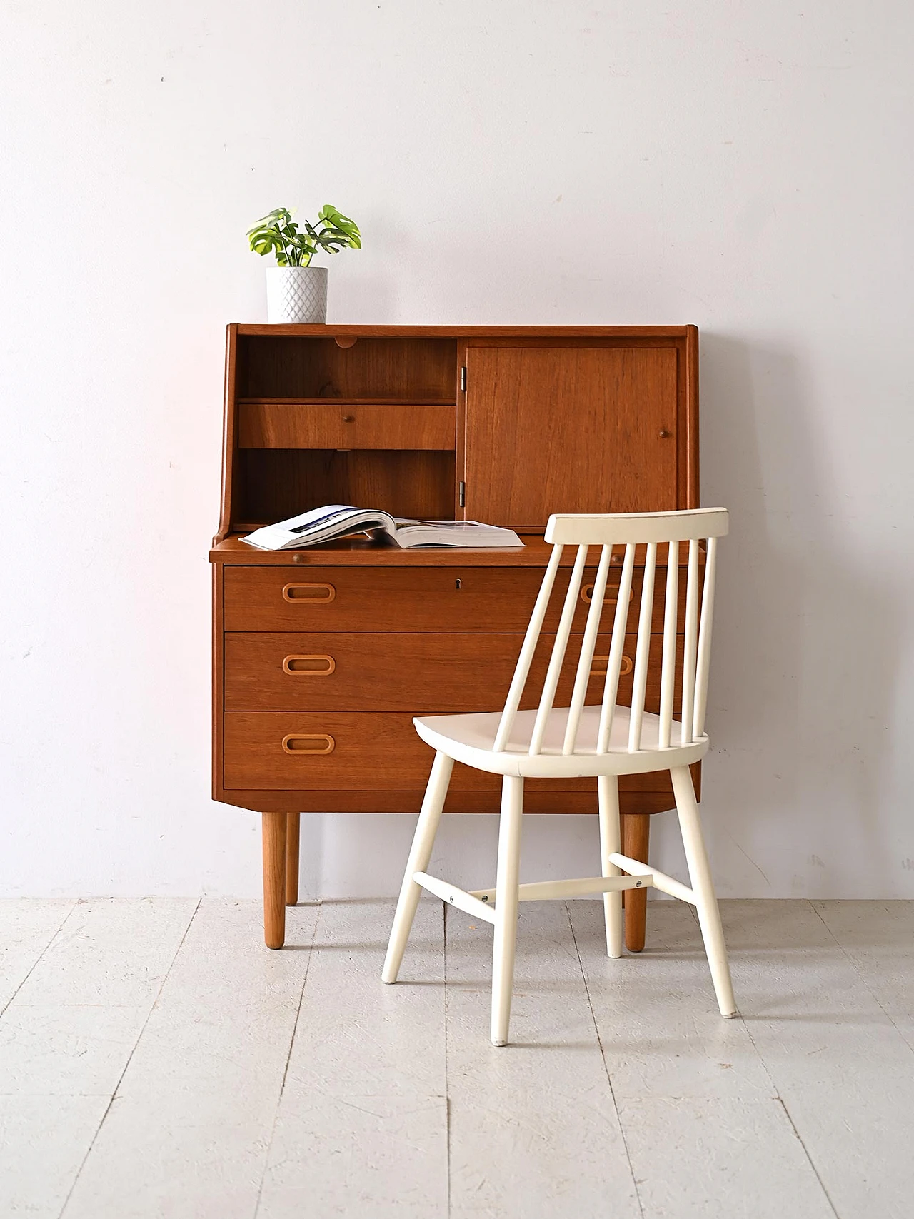 Secretaire danese in teak con scrittoio estraibile, anni '60 1