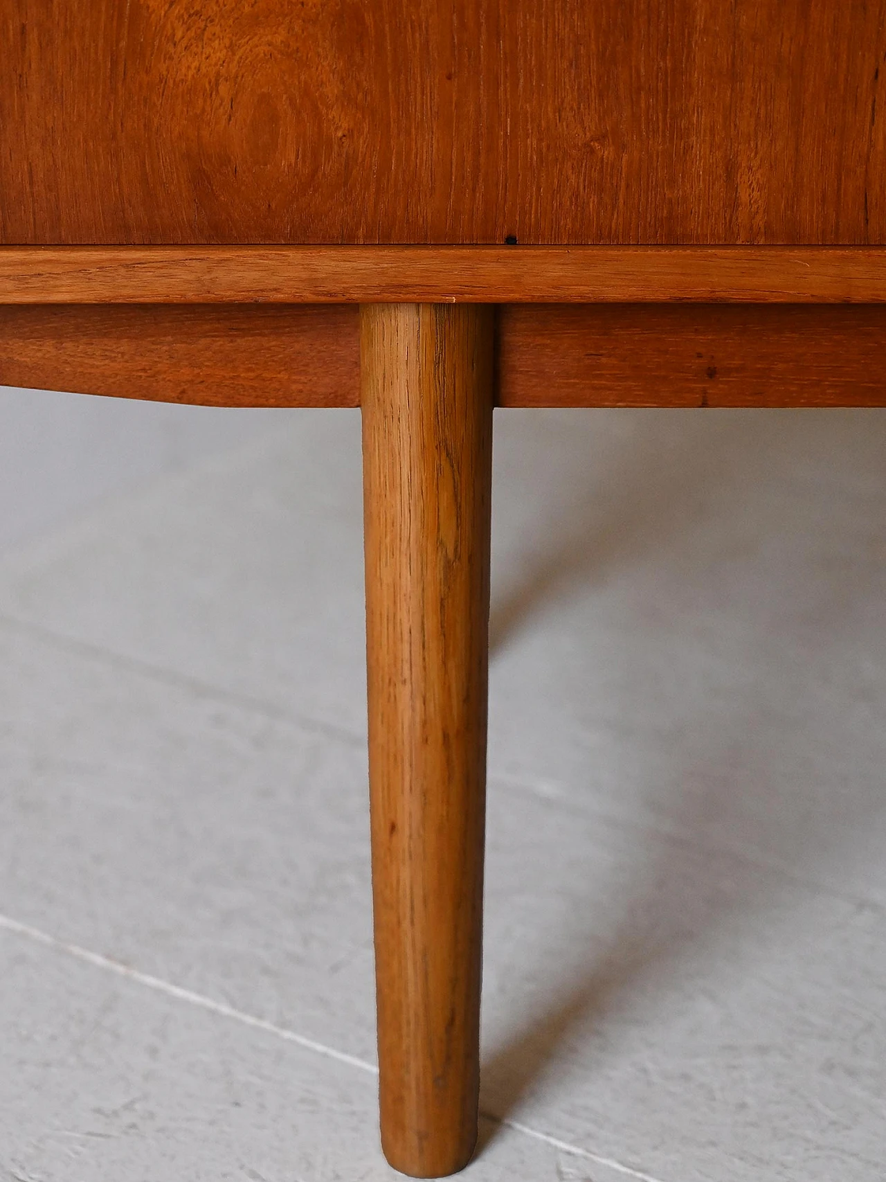 Credenza scandinava in teak e rovere con ante e cassetti, anni '60 9