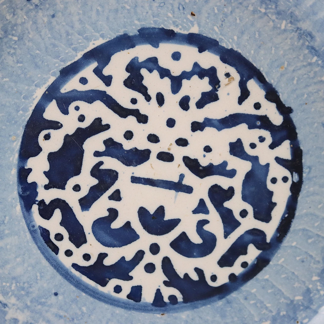 Piatto in maiolica blu decorato a gran fuoco, '700 3