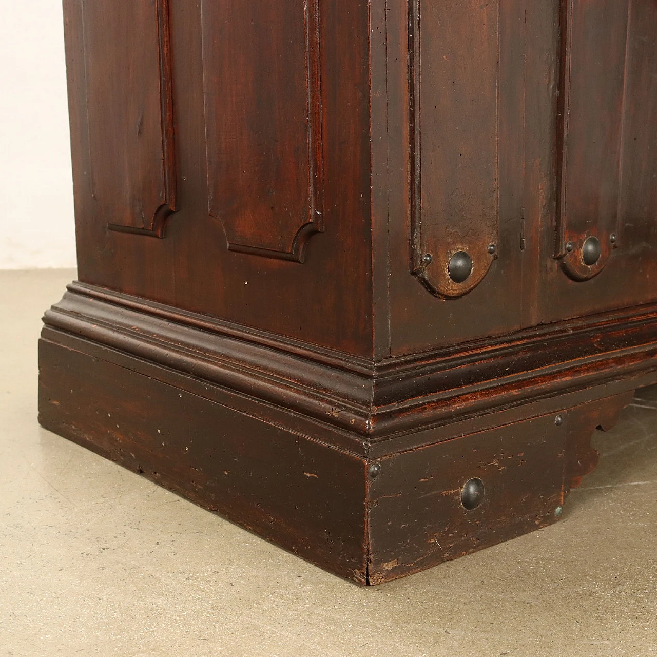 Credenza Barocca in noce e pioppo con cassetti e coppia di ante, '700 10