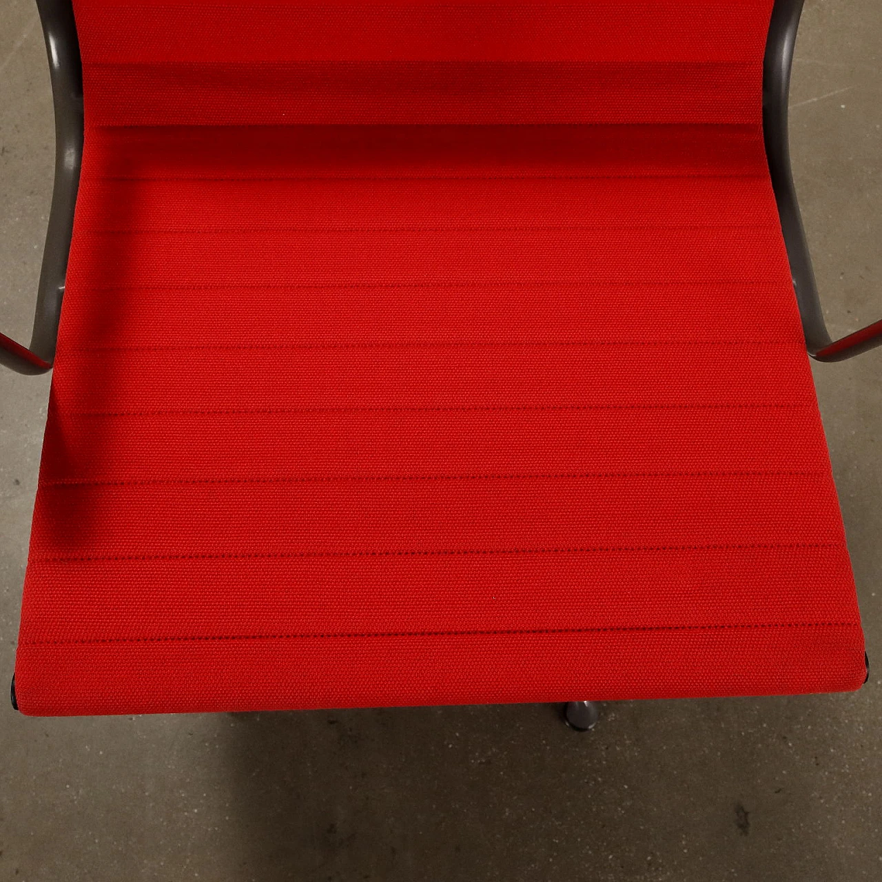 3 Sedie EA117 in tessuto rosso di C. & R. Eames per ICF, anni '80 4