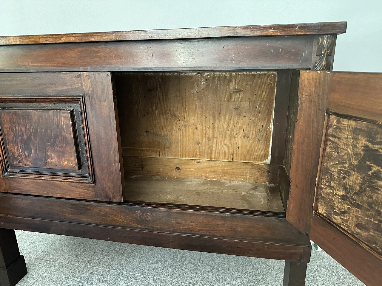 Empire style walnut sideboard, early 19th century 5