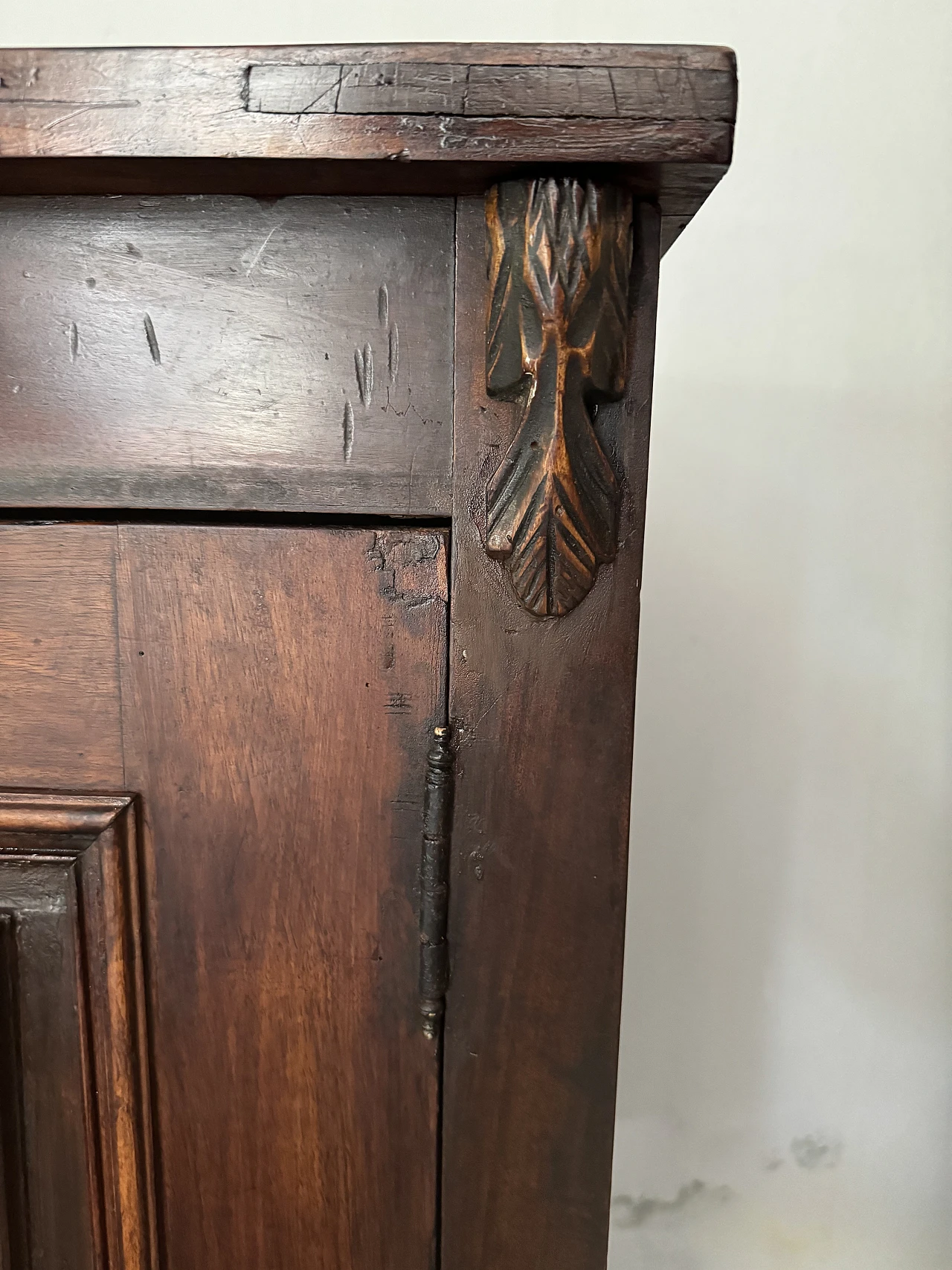 Empire style walnut sideboard, early 19th century 6