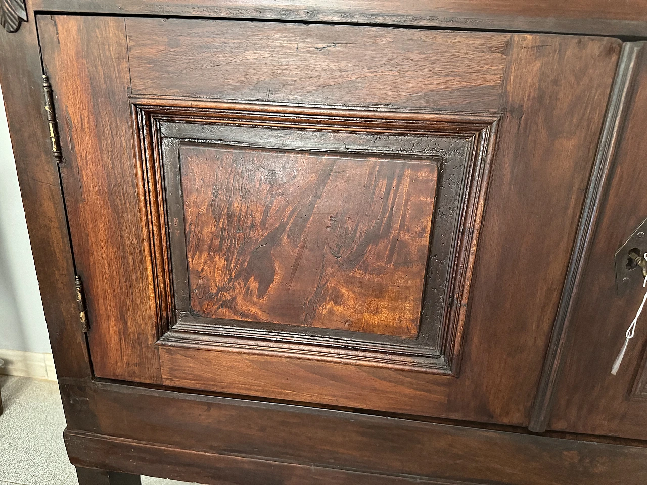 Empire style walnut sideboard, early 19th century 10