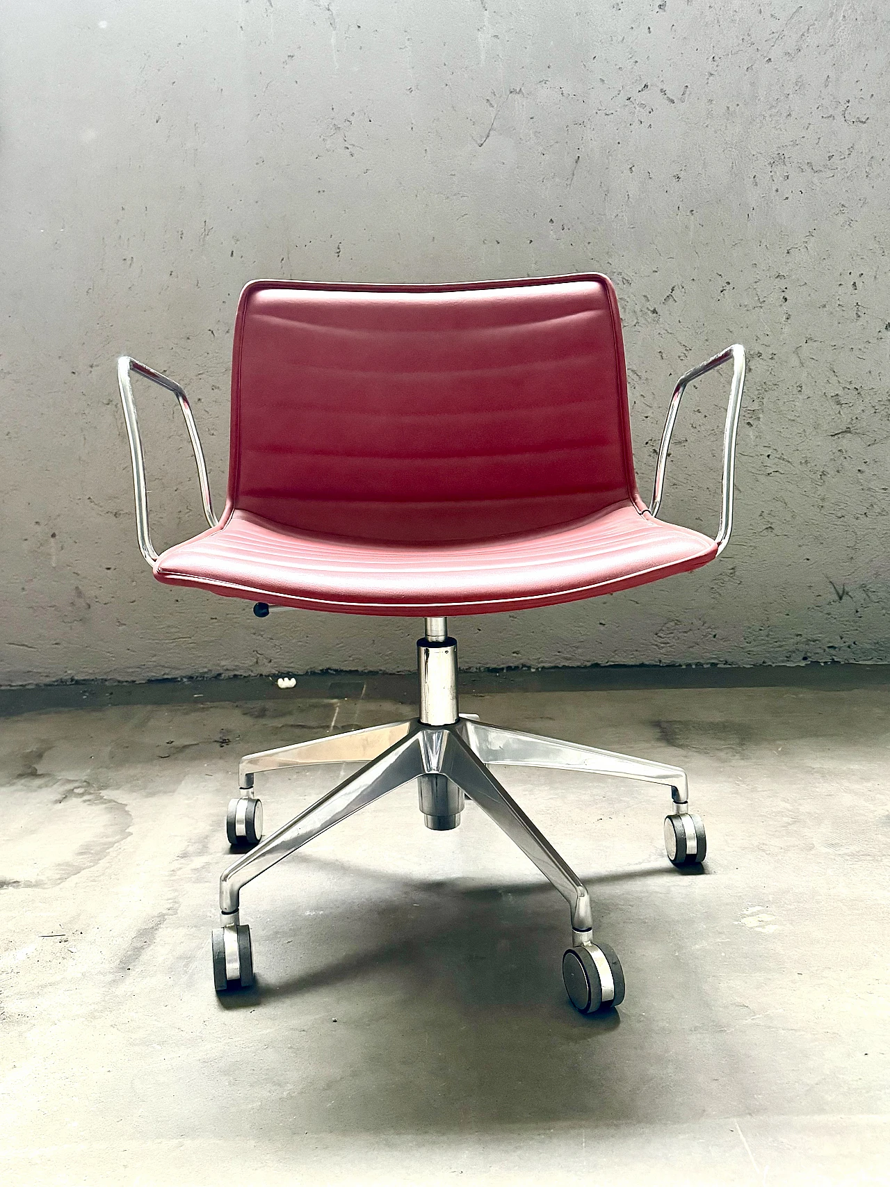 Catifa 53 swivel chair in red leather by L. A. Molina for Arper, 2000s 1