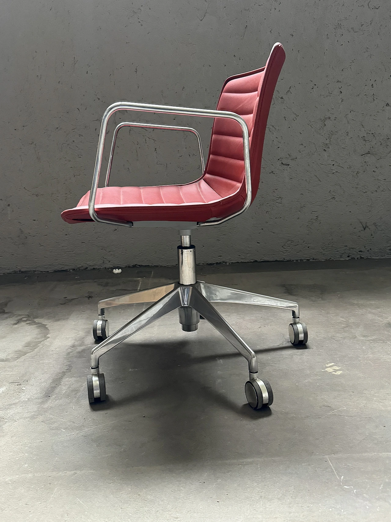 Catifa 53 swivel chair in red leather by L. A. Molina for Arper, 2000s 3