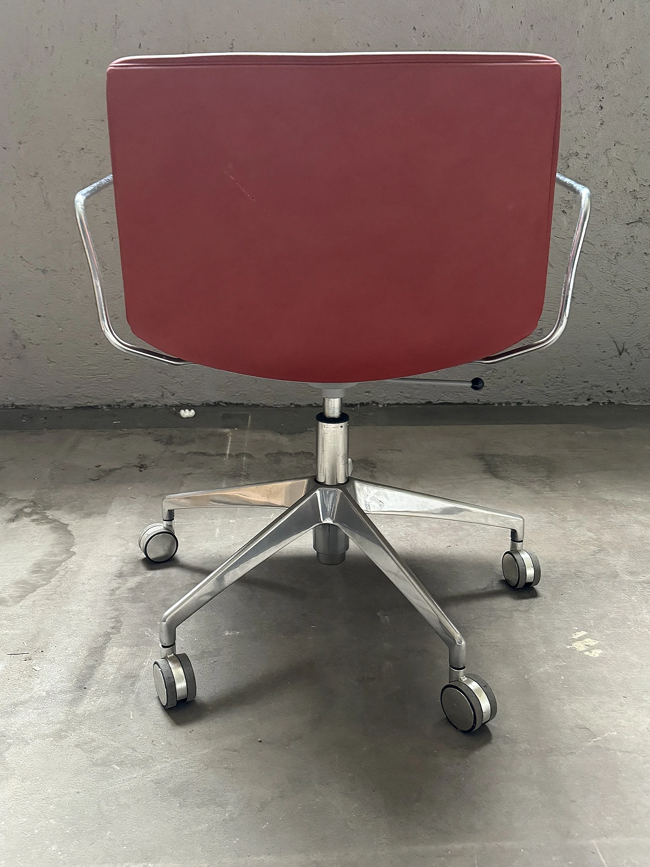 Catifa 53 swivel chair in red leather by L. A. Molina for Arper, 2000s 4