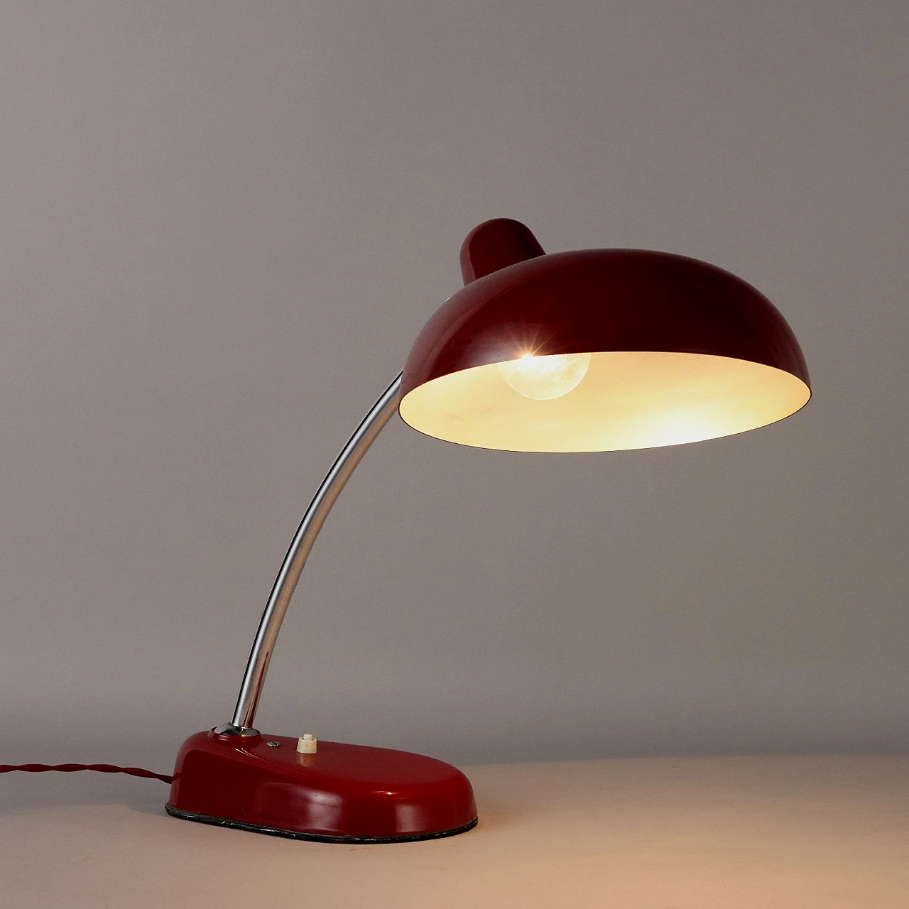 Lampada da tavolo in alluminio smaltato rosso e metallo, anni '50 1