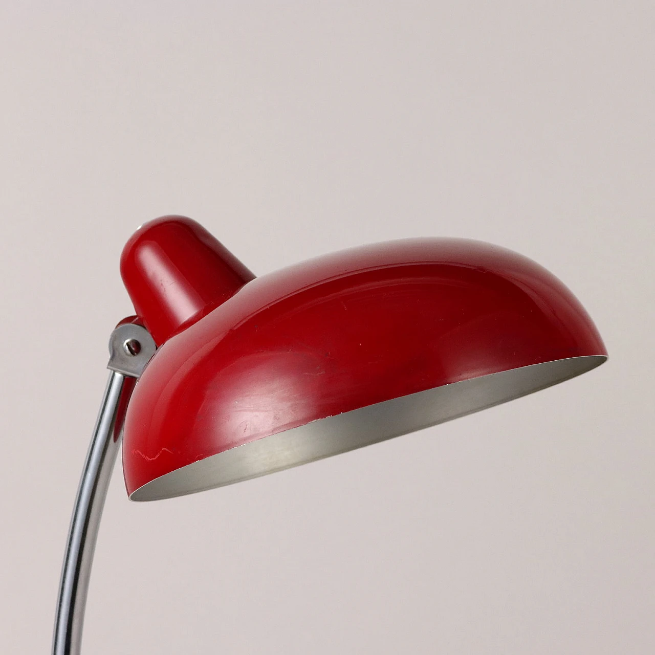 Lampada da tavolo in alluminio smaltato rosso e metallo, anni '50 4