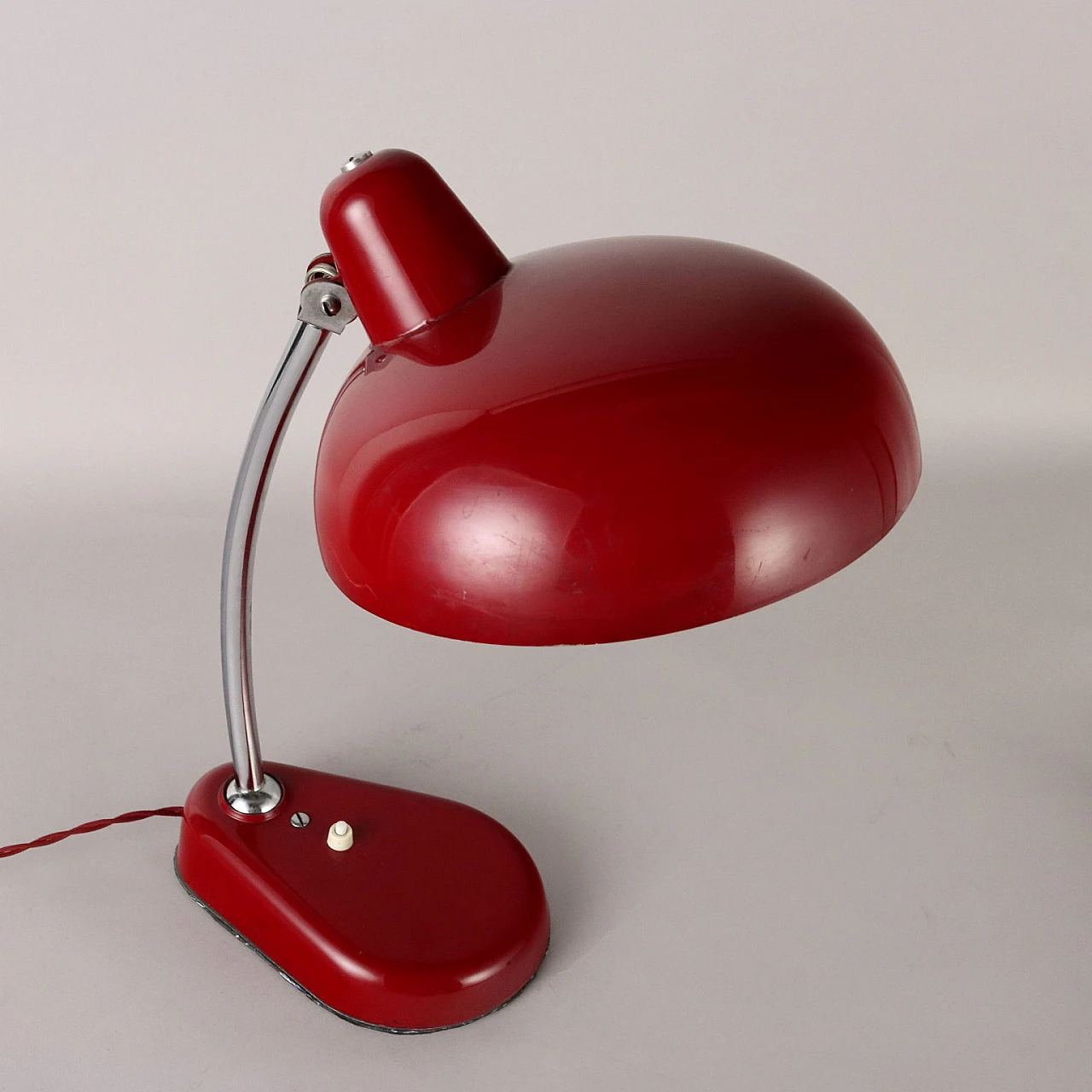 Lampada da tavolo in alluminio smaltato rosso e metallo, anni '50 7