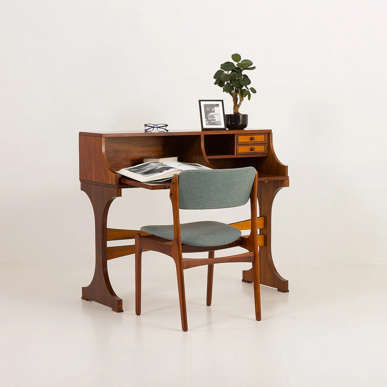 Rosewood desk in the style of Gianfranco Frattini, 1960s 4