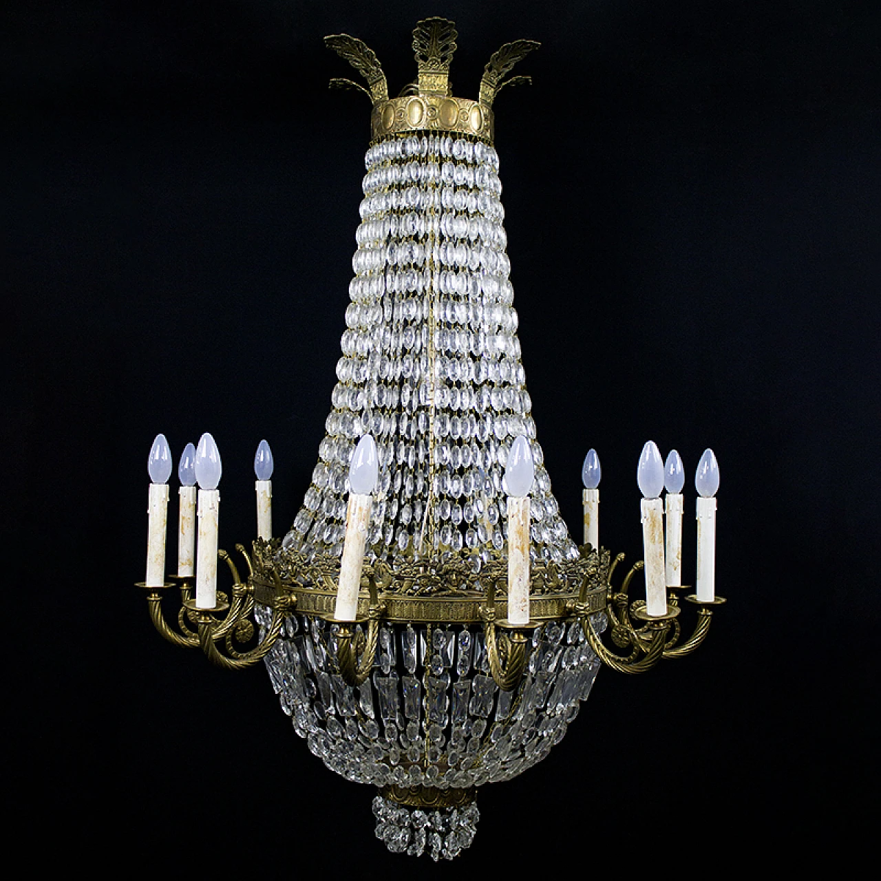 12-Light chandelier in gilded brass with crystal chains, 19th century 4