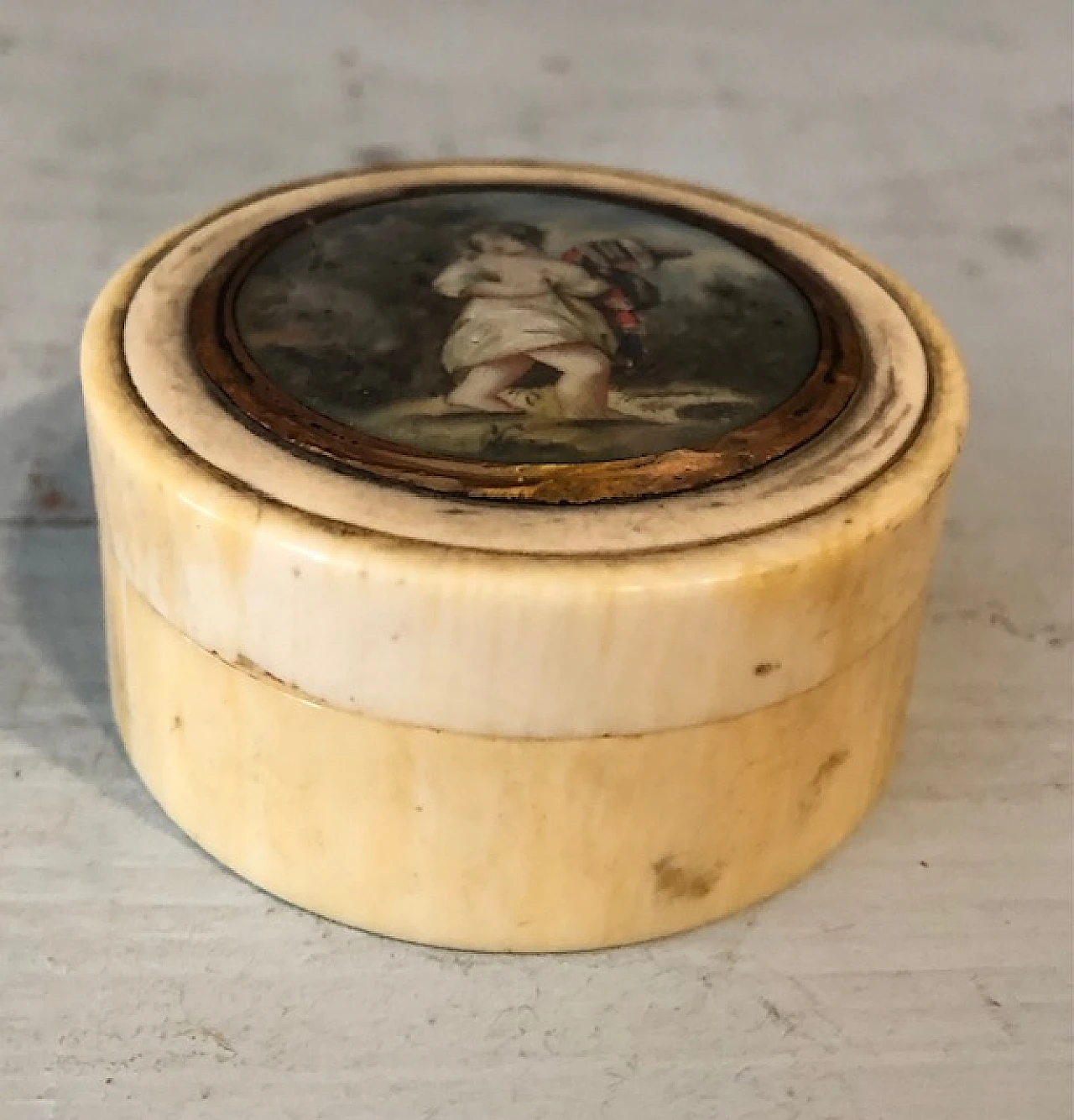 Small bone box with painted miniature, 18th century 5